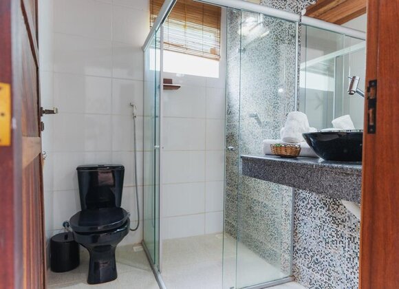 Suíte Duplo Standard – Harmonia e Conforto com Vista para o Jardim